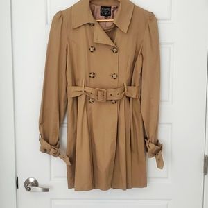 Trench style coat with buckles and cinch up back